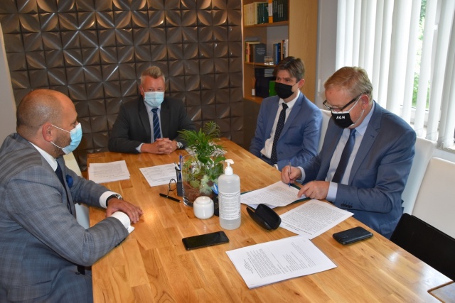 Podpisanie aktu notarialnego_Majora Łupaszki_AMW_AGH_2.JPG 